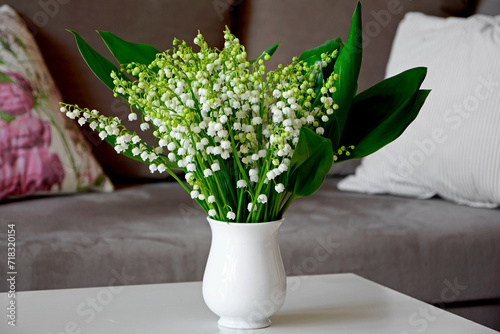 bukiet konwalii, konwalia majowa w wazonie, Convallaria majalis, bouquet of lilies of the valley in a vase	