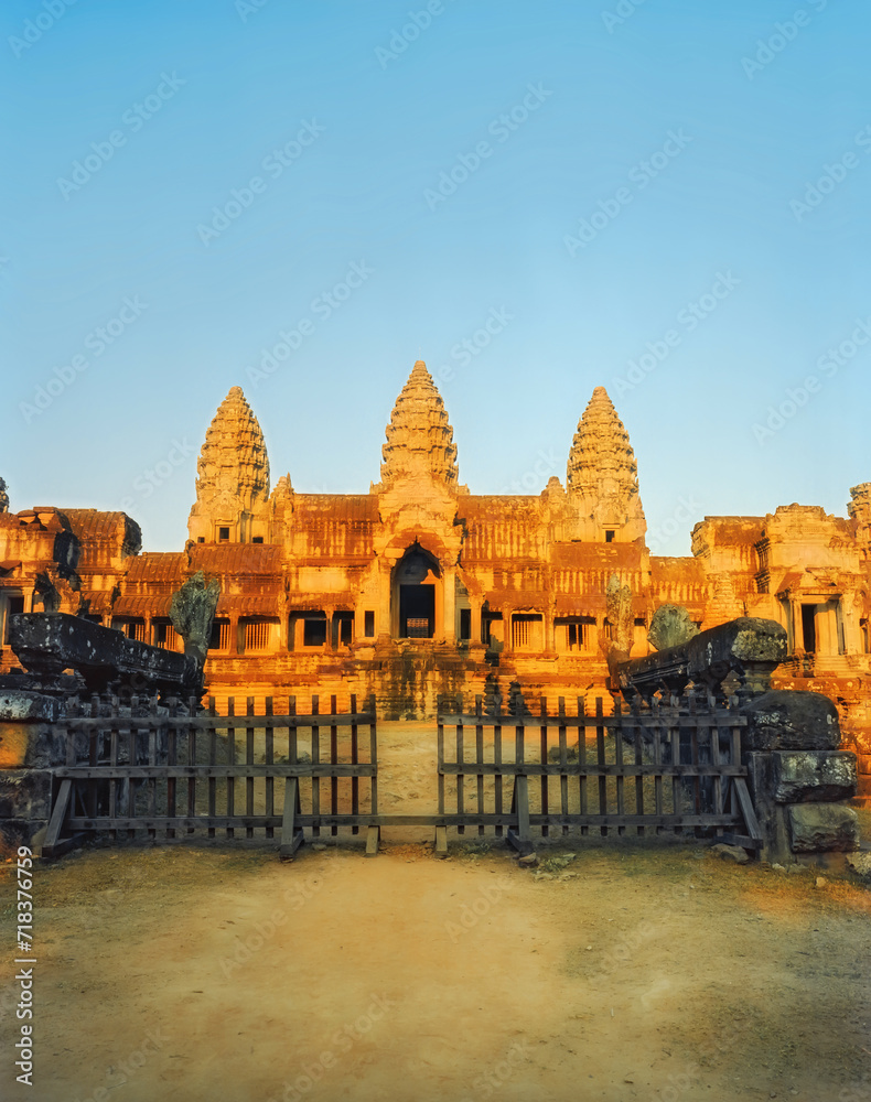 Fototapeta premium The central towers of Angkor Wat, Cambodia at dawn