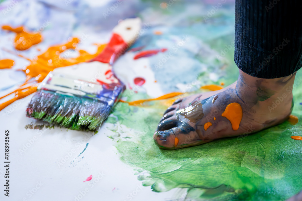 Obraz premium dirty toddler painting on paper