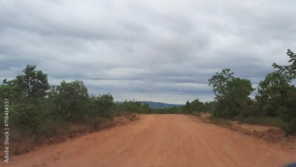 Time lapse dirigindo por estrada rural na cidade de Buenópolis, Estado de Minas Gerais, Brasil