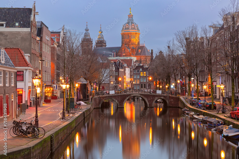 Obraz premium Canal De Wallen, famous red-light district in the twilight, Amsterdam, Holland, Netherlands.