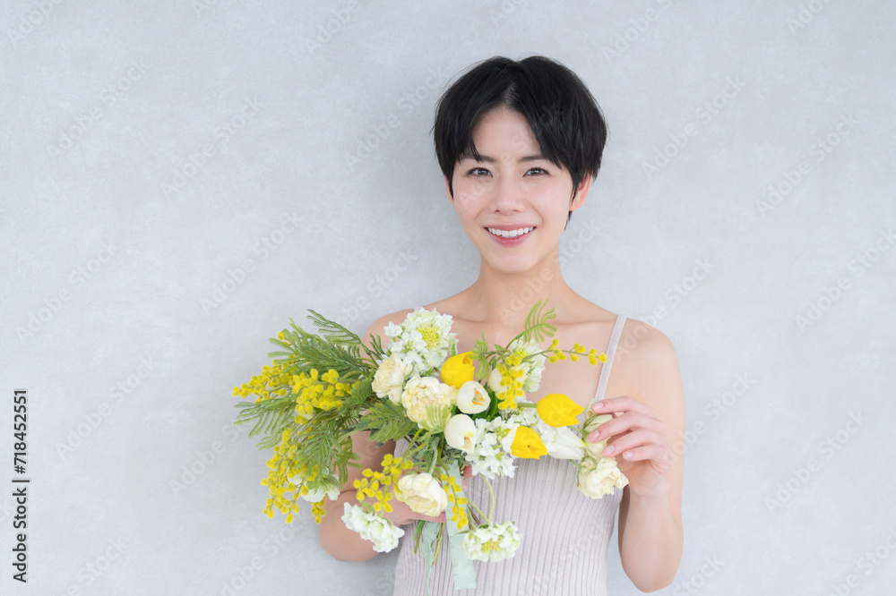 春のかわいい美容イメージ　ミモザとかわいいアジア系（日本人）女性 カメラ目線