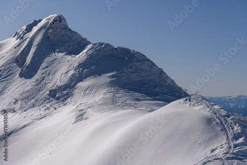 武尊山から剣ヶ峰山に向かう登山道から見た冬の剣ヶ峰山