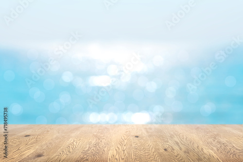 木目のある木製のテーブル越しに見えるボケた背景、奥行きのある背景、海の背景画像