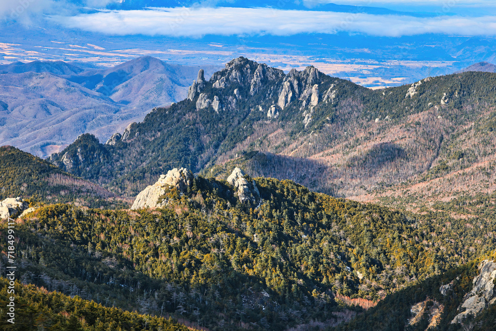 Fototapeta premium 奥秩父の金峰山から眺めた瑞牆山