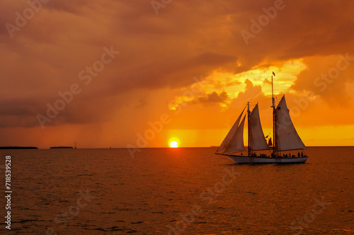 Atardecer en el mar photo