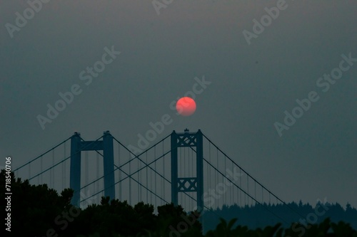 Cuadro en lienzo Red Sun Over Tacoma Narrows Bridge