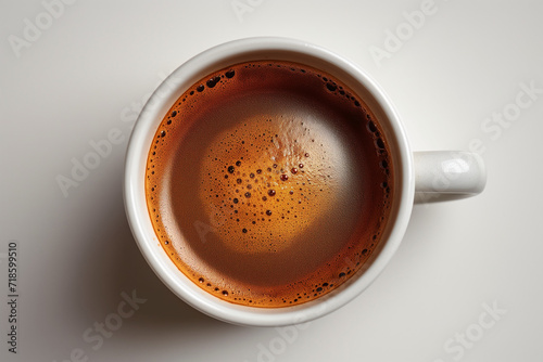 Tasse de café en céramique et émail bleu sur fond blanc, petit-déjeuner ou pause café énergique