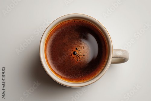 Tasse de café en céramique et émail bleu sur fond blanc, petit-déjeuner ou pause café énergique