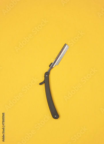 Cuadro en lienzo Straight razor on yellow background