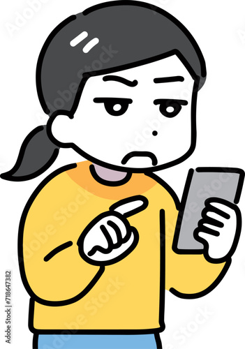目を細めてスマホを見る私服の女性