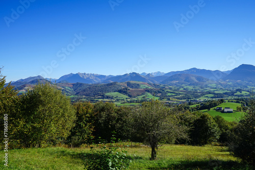 Vue sur la chaîne des Pyrénées depuis le village d'Aramits en béarn