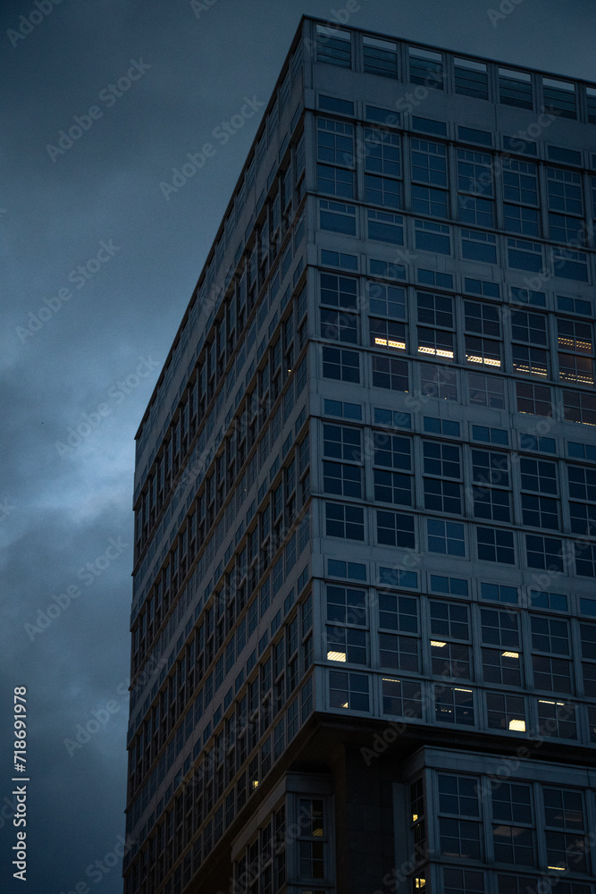 Fototapeta premium Cloudy sky behind building