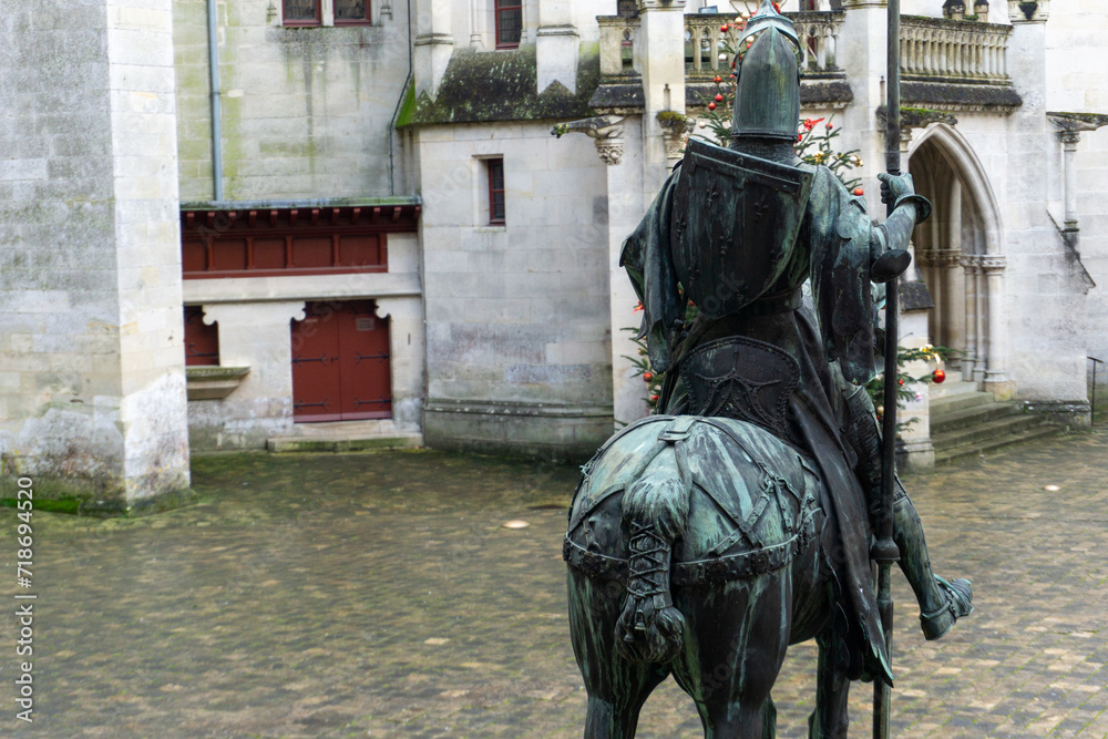 Statua in ferro battuto o rame di un cavaliere a cavallo di spalle al castello di Pierrefonds