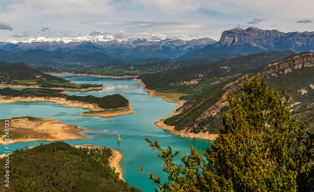 Lac de barrage de Mediano sur la Cinca depuis Samitier, Aragon, Espagne
