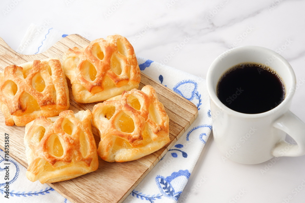 美味しそうなリンゴのデニッシュとコーヒーでおやつの時間
美味しそうなリンゴのデニッシュとコーヒーでおやつの時間