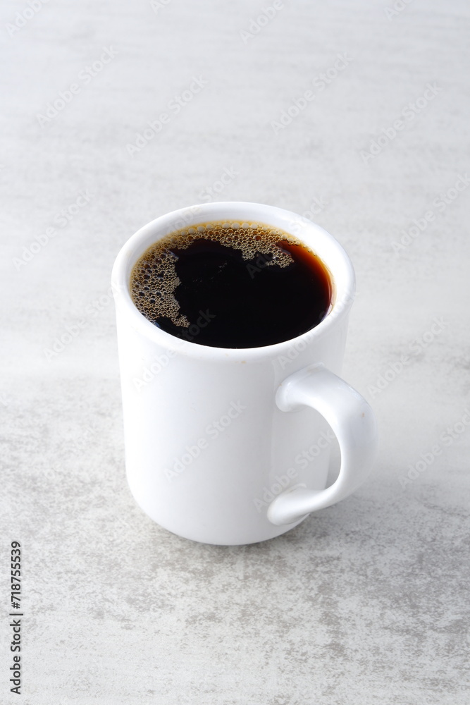 Fototapeta premium お気に入りのマグカップに淹れたてのコーヒーを入れた朝の風景 