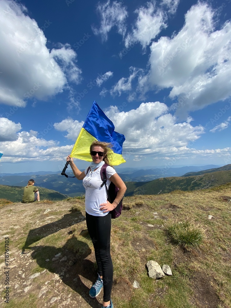 Obraz premium Ukrainian woman in the mountains