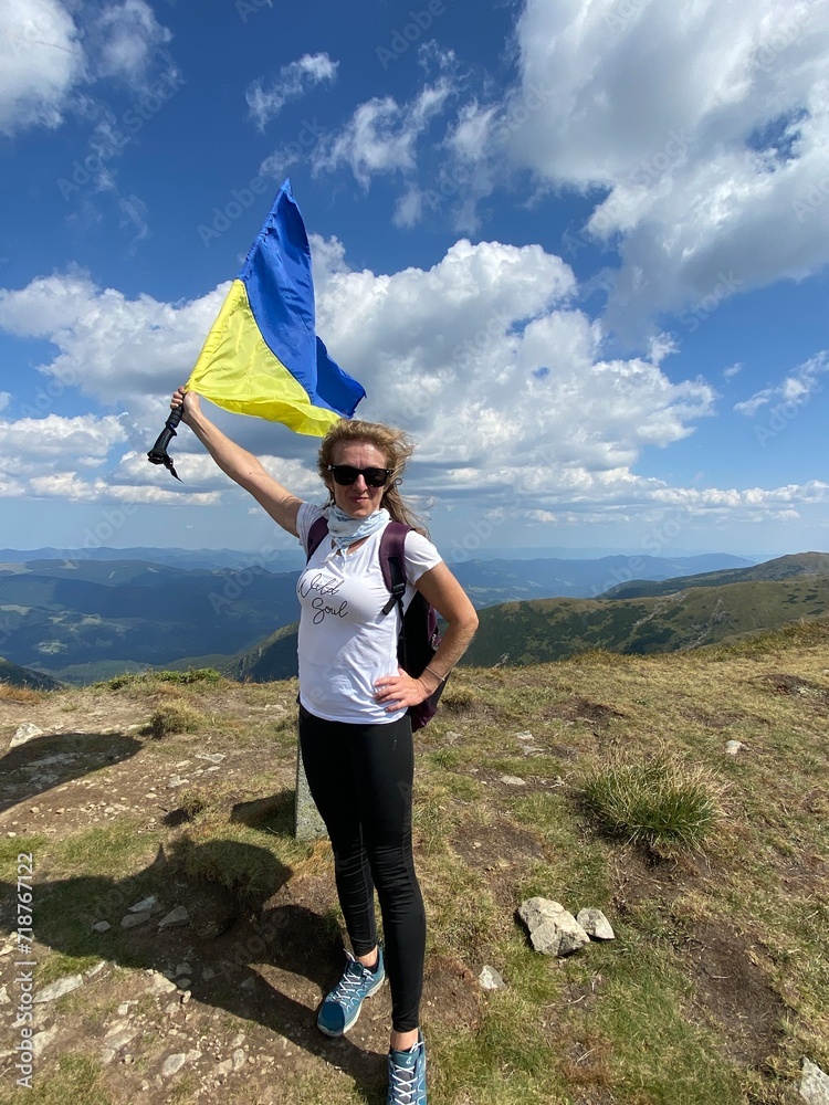 Obraz premium Ukrainian woman in the mountains
