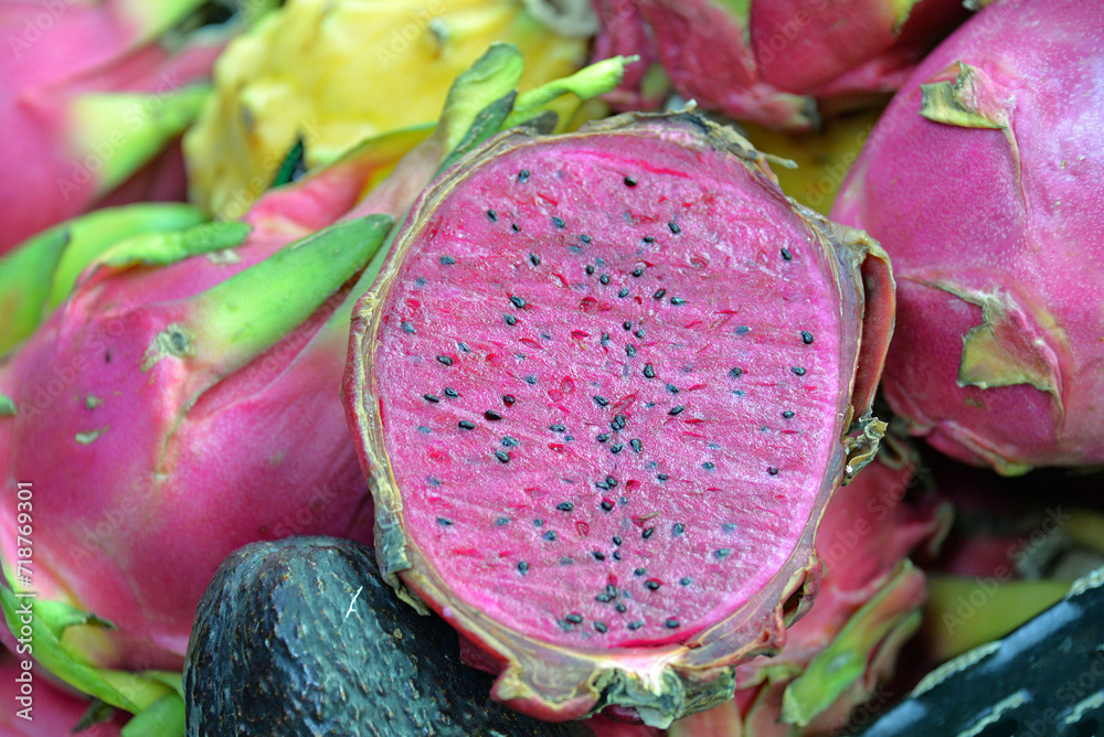 Drachenfrucht (Pitaya) auf dem Wochenmarkt