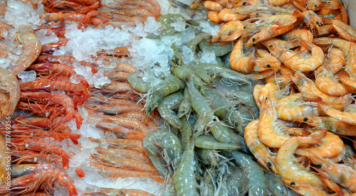 Obraz na płótnie Frische Speisefische auf dem Fischmarkt in Danzig w salonie