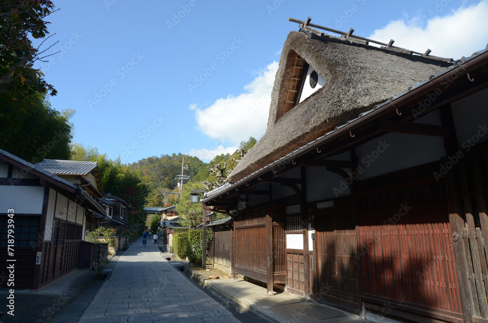 秋の嵯峨野　愛宕街道の茅葺のの民家　京都市右京区
