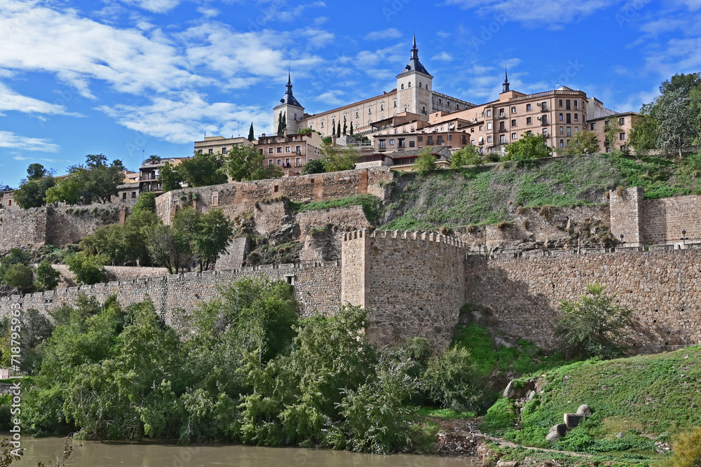  Toledo, il Ponte di Alcántara sul fiume Tago e la città vecchia con l'Alcazar - Spagna