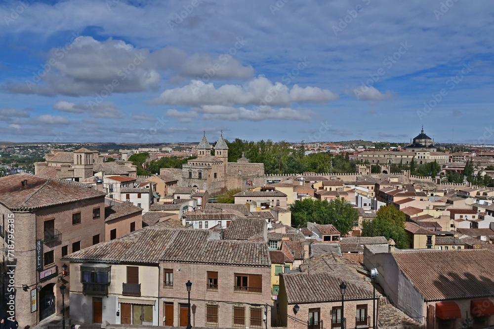 Toledo, panorama della città con la Puerta de Bisagra e l'Hospital de Tavera - Spagna 