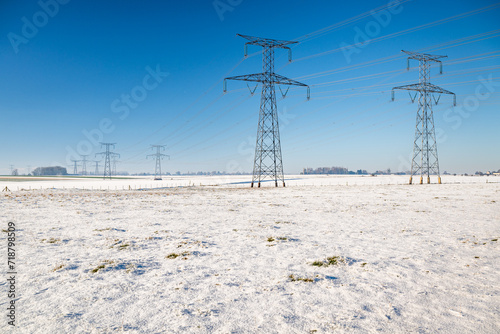 Pylones de ligne à très haute tension en hiver par temps de neige et grand froid en provenance de la centrale nucléaire de Paluel en Seine-maritime
