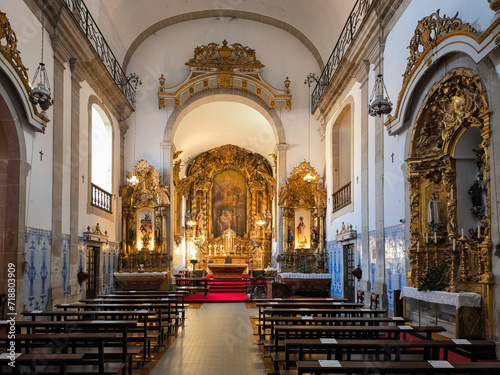 Explorando a beleza sacra: O interior e Altar da Igreja de Santa Marinha em Vila Nova de Gaia, Portugal