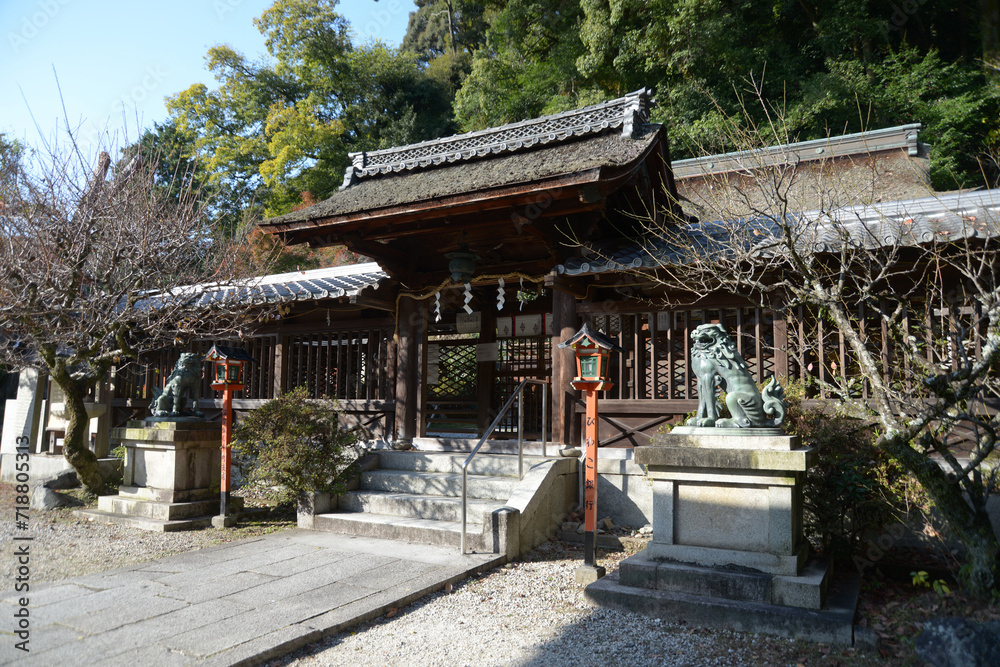 秋の長等神社　本殿の回廊と中門　滋賀県大津市三井寺町