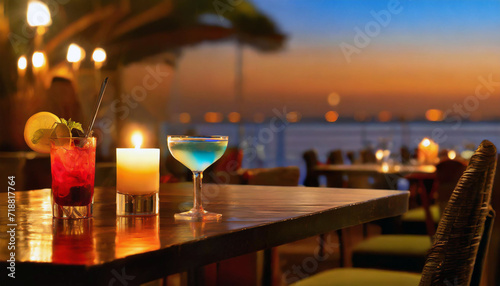 Vacances à la table d'un bar restaurant avec cocktail vue mer au coucher de soleil, moment de détente et de loisirs en amoureux autour d'un verre
