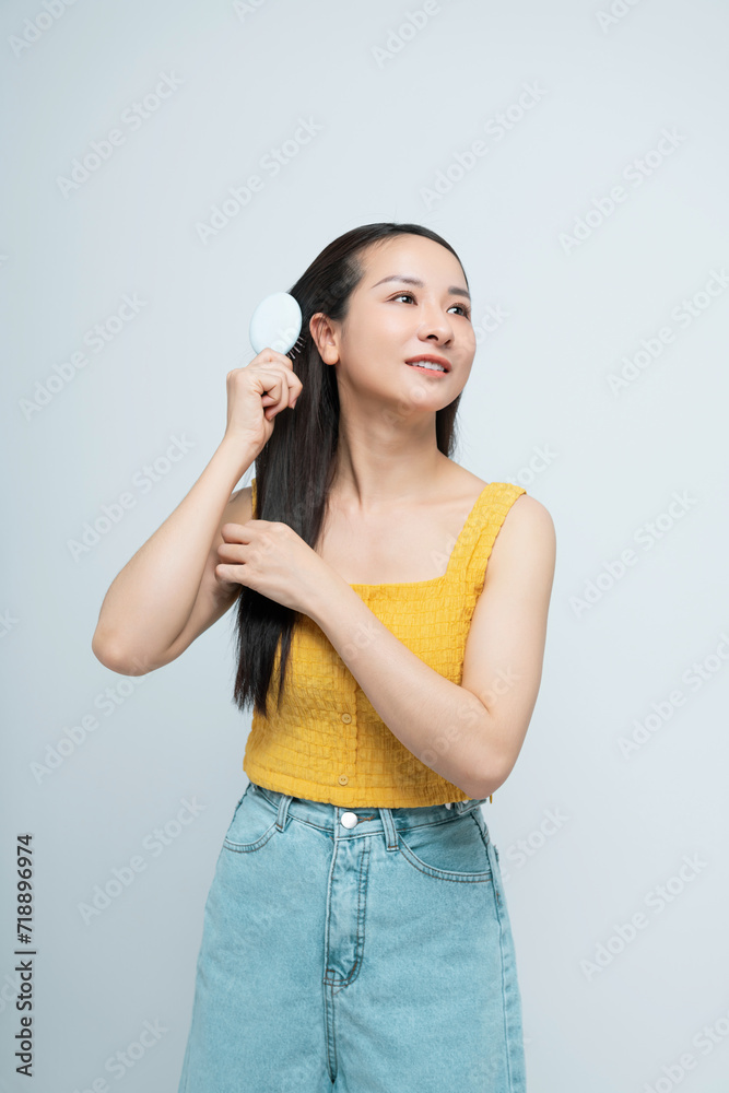 Photo portrait brunette woman showing wooden brush smiling isolated white color background Photo portrait brunette woman showing wooden brush smiling isolated white color background