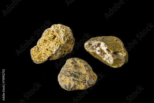 macrofotografia su fondo nero di gruppo di tre pietre
