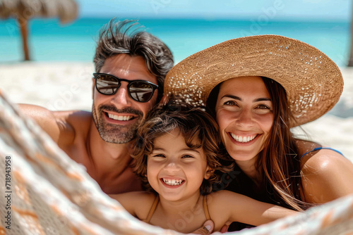 Fotografía familiar disfrutando de sus vacaciones de verano en la costa tropical, mediterráneo © julio