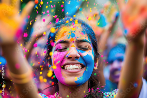 Festival de Holi en la India: Personas lanzándose polvo de colores en una celebración alegre