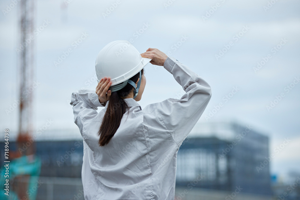 建設現場と作業服を着た女性 建設現場と作業服を着た女性