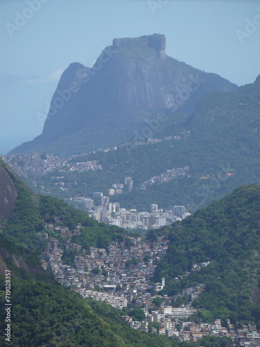 Vue en plusieurs plans sur les Favelas de Rio