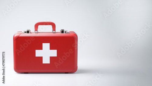 Un kit de premier secours rouge sur fond blanc pour prodiguer des soins d'urgence photo
