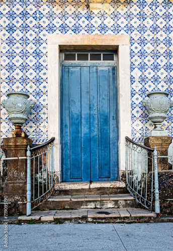 Porta de acesso em prédio no centro histórico de São Luís-MA. photo