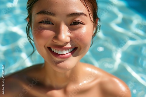 プールで日焼けをする日本人女性のイメージ（日焼け止め・小麦肌・ビーチ・夏・リゾート）