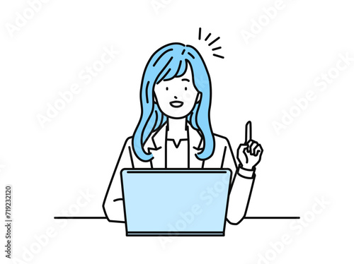 PCを操作しながら指差しポーズをする女性ビジネスパーソン(会社員)

