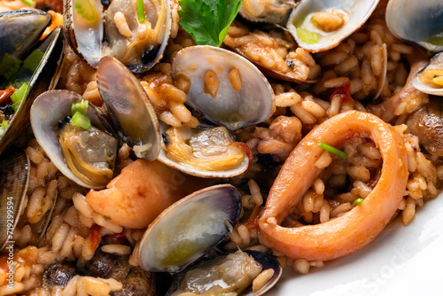 Primo piano di delizioso risotto alla pescatora, ricetta tipica italiana di risotto con frutti di mare misti, cibo mediterraneo  photo