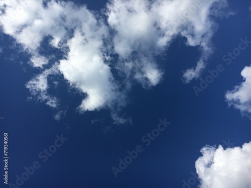 cielo blu nuvoloso photo