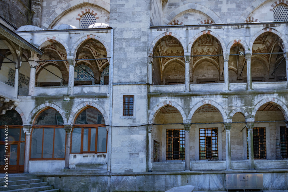 Paisaje típico de la ciudad con antiguas mezquitas en la ciudad árabe arquitectura islámica en estructura urbana religión islámica tradición cultural en la ciudad turca