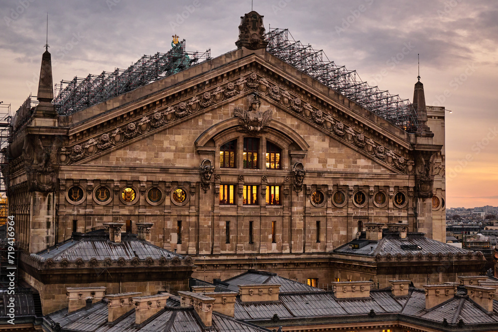 Oper in Paris mit Gerüst auf dem Dach vom Dezember 2023