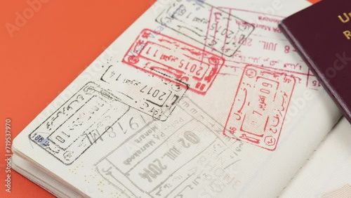 passeport avec tampon douanier de plusieurs pays, en gros plan photo