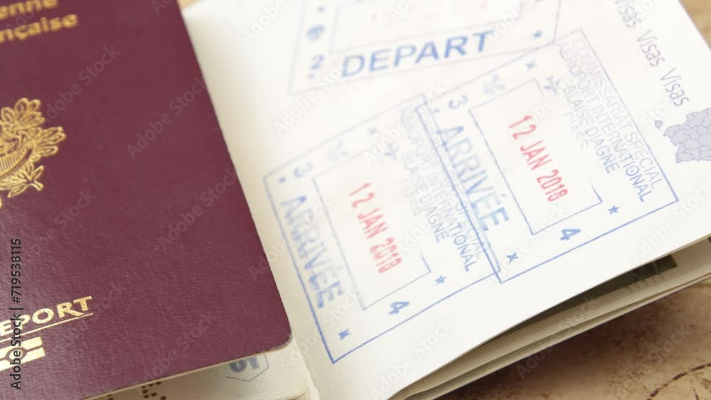 passeport avec tampon douanier de plusieurs pays, en gros plan passeport avec tampon douanier de plusieurs pays, en gros plan