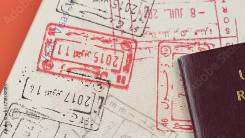 passeport avec tampon douanier de plusieurs pays, en gros plan photo