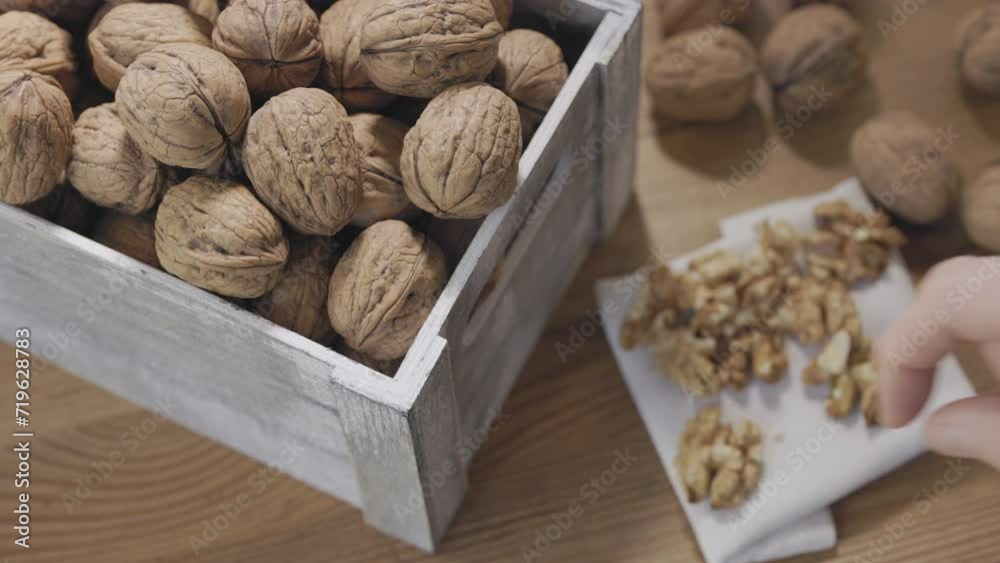 Taking walnut kernel , healthy eating